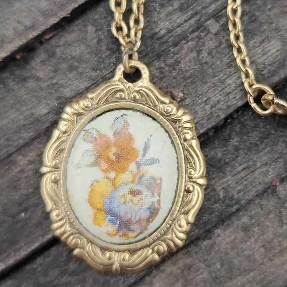 Vintage Gold Framed Animal Pendant Necklace - Picture 4 of 8